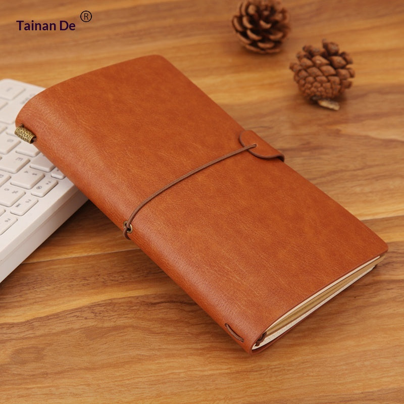 Vintage dagboek met schriften en hoesjes
