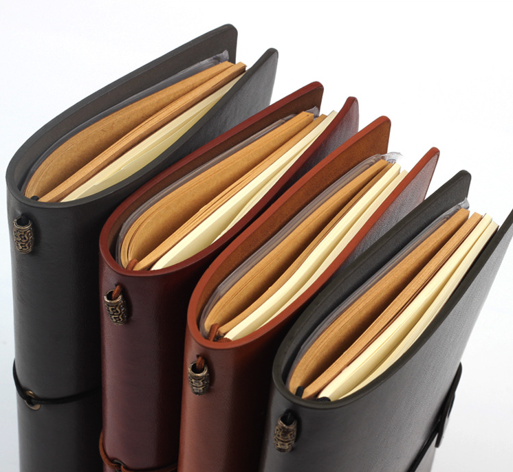 Vintage dagboek met schriften en hoesjes