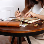 Vintage dagboek met schriften en hoesjes