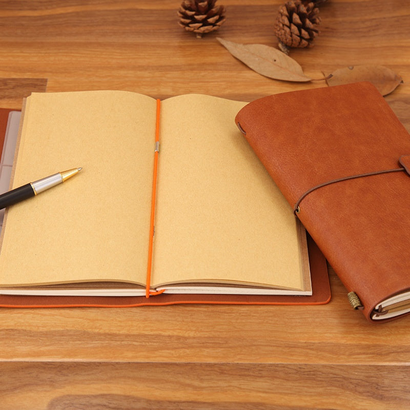 Vintage dagboek met schriften en hoesjes