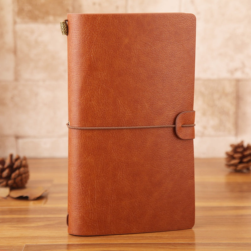 Vintage dagboek met schriften en hoesjes